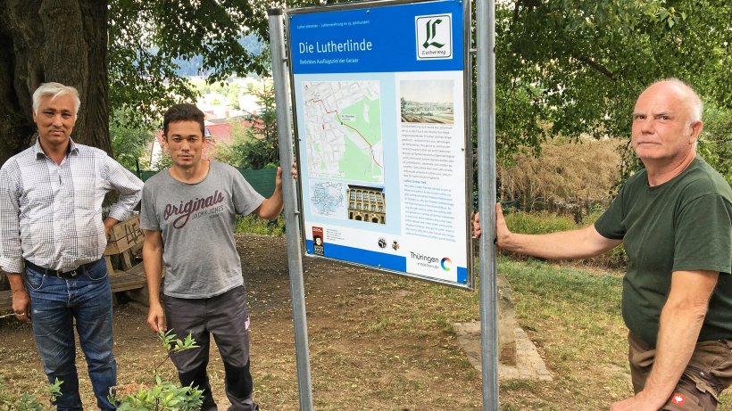 Foto der Infotafel Tafel mit Hussain-Ali Habibzadeh (links) und Ali Mohammad gemeinsam mit Otegau-Anleiter Jens Steinhäußer (rechts). 