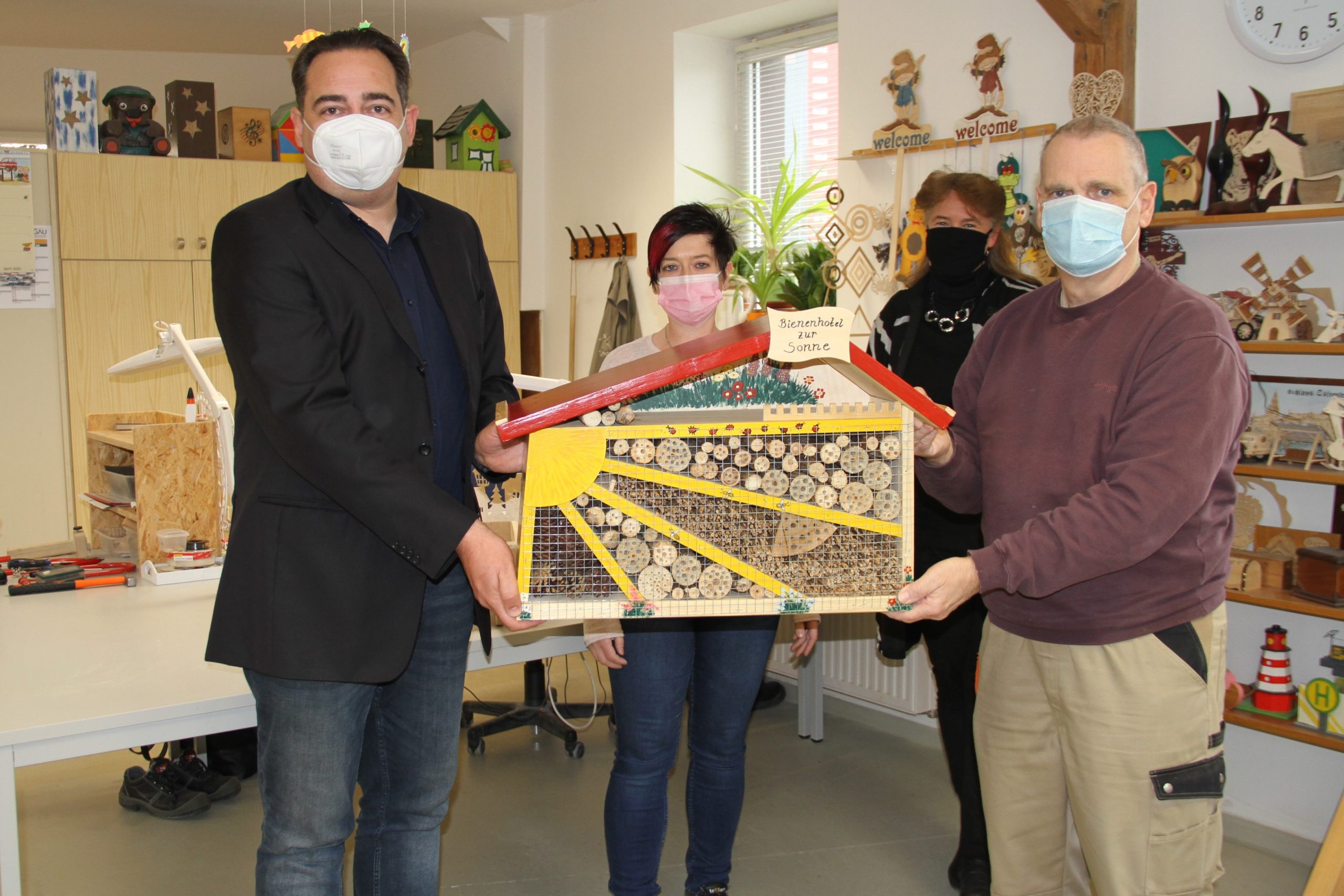 René Soboll, Abteilungsleiter für Sport, Ehrenamt und Städtepartnerschaften (links im Bild) mit OTEGAU-Geschäftsführerin Suzanne Vöcking (Dritte von links) sowie Frau Seifarth und Herr Klose, Mitarbeiter der Holzwerkstatt der OTEGAU